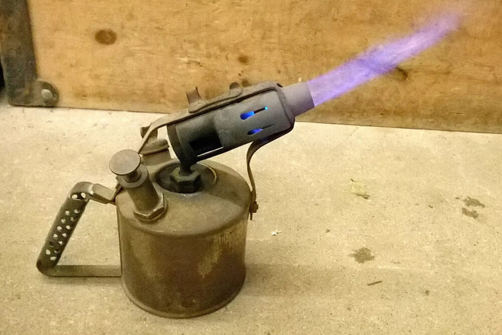 Горящая паяльная лампа