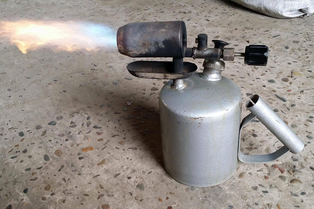 Использование паяльной лампы