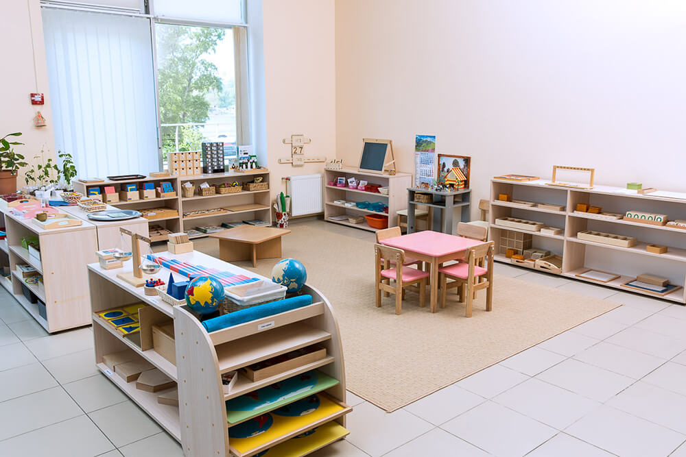 Класс Монтессори с разделением на зоны