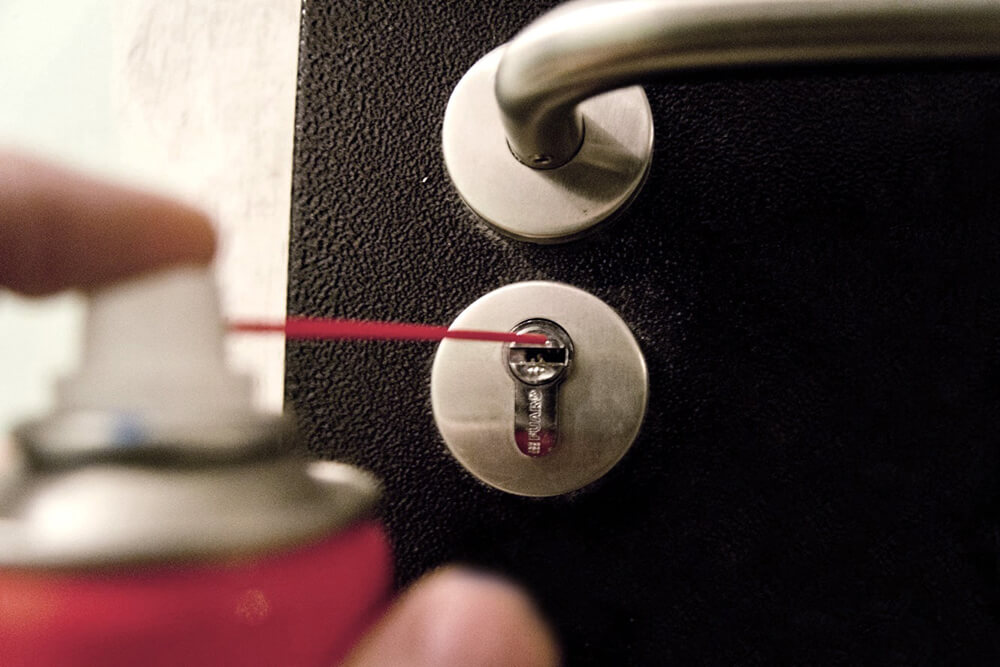 Смазка цилиндрового замка входной двери